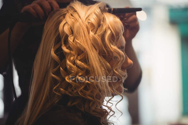 Gros plan de la femme dans le salon de coiffure — Photo de stock