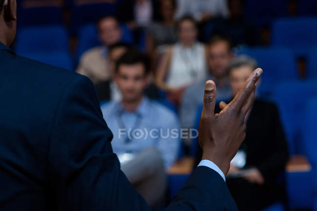 Männliche Führungskräfte bei einer Rede im Konferenzzentrum — Stockfoto