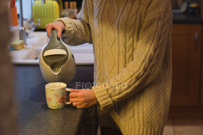 Frau bereitet zu Hause in Küche Kaffee zu — Stockfoto