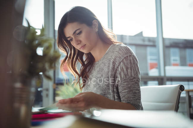 Executiva mulher trabalhando no escritório — Fotografia de Stock