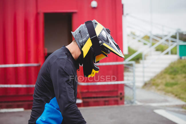 Ciclista vestindo um capacete no skatepark — Fotografia de Stock