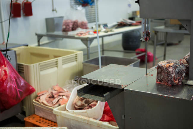 Superfície de serra de fita e pedaços de carne na fábrica de carne — Fotografia de Stock