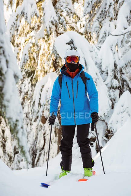 Skifahrer laufen mit Ski durch verschneite Landschaft — Stockfoto