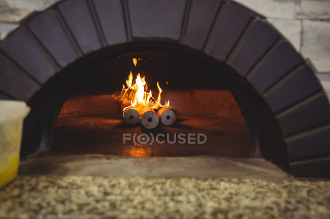 Gros plan de la cheminée dans le café — Photo de stock