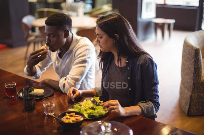 Casal feliz ter comida no restaurante — Fotografia de Stock