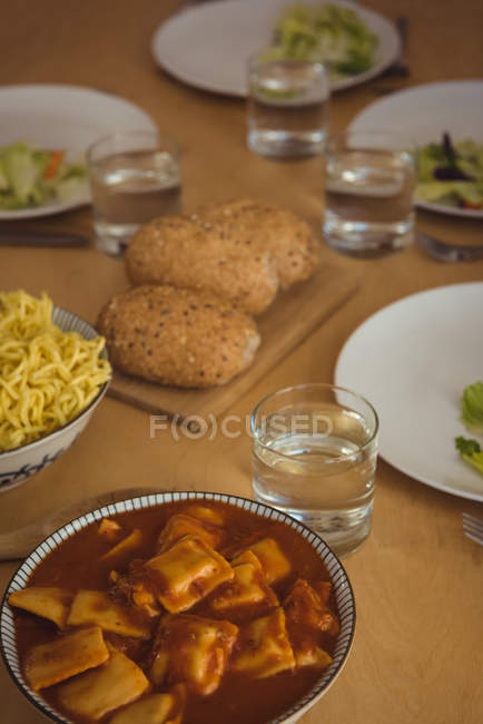 Variedad de alimentos en la mesa de comedor en casa - foto de stock