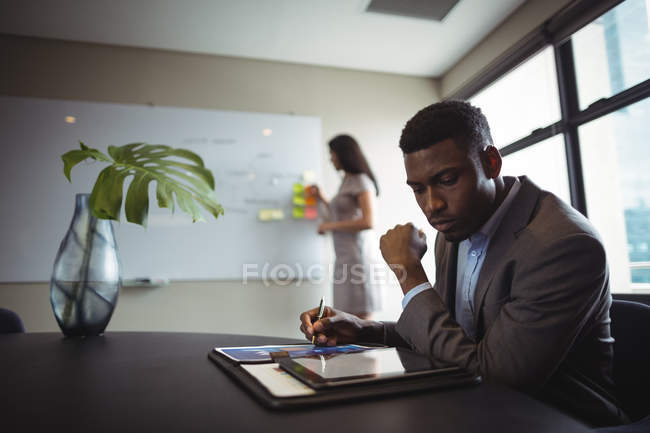 Homme d'affaires utilisant la tablette numérique dans le bureau — Photo de stock