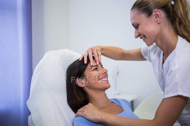 Доктор слідчим пацієнтки для косметичне лікування в клініці — стокове фото