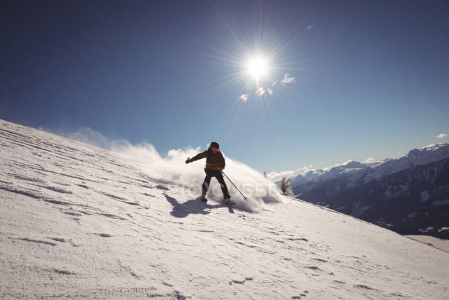Esquí esquiador en los Alpes nevados durante el invierno - foto de stock