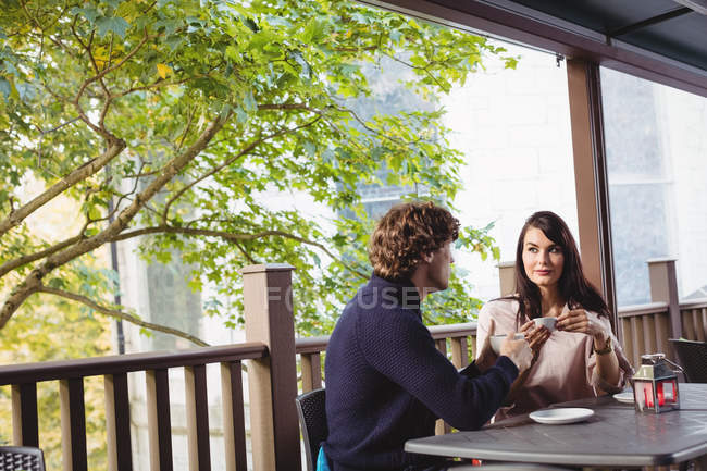 Casal tomando café juntos no restaurante — Fotografia de Stock