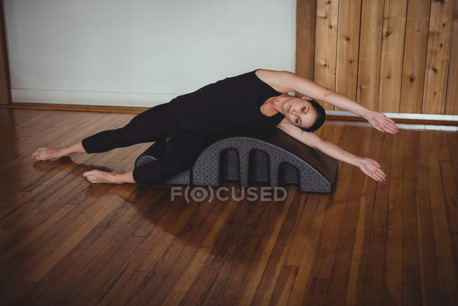 Жінка займається з йогою задньою аркою в фітнес-студії — стокове фото