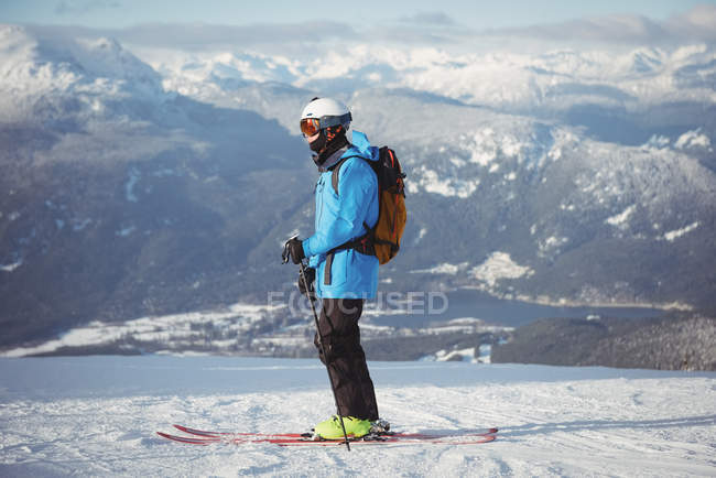 Skifahrer auf schneebedeckten Bergen — Stockfoto
