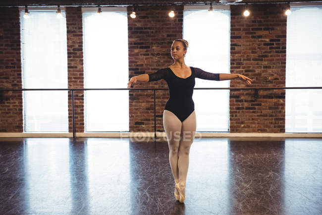 Ballerine pratiquant la danse de ballet en studio de ballet — Photo de stock
