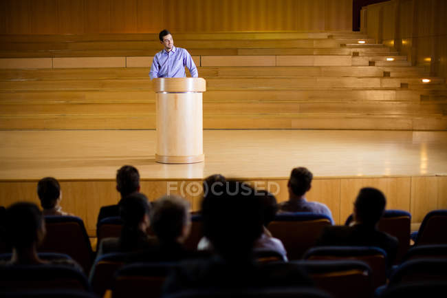 Homme d'affaires donnant un discours au centre de conférence — Photo de stock