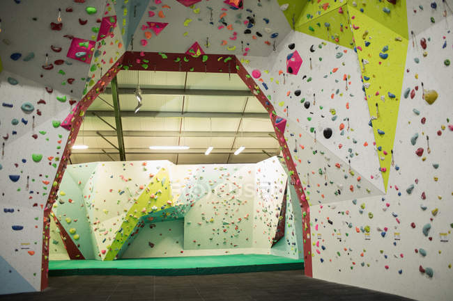 Parede de escalada artificial no ginásio para a prática — Fotografia de Stock