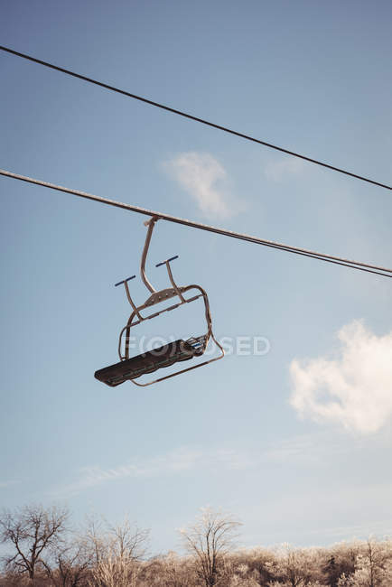 Leerer Skilift im Skigebiet vor blauem Himmel — Stockfoto