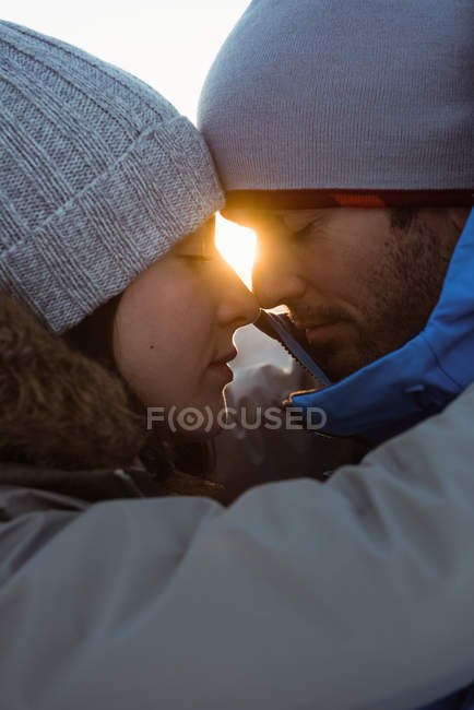 Close up de casal romântico abraçando uns aos outros — Fotografia de Stock