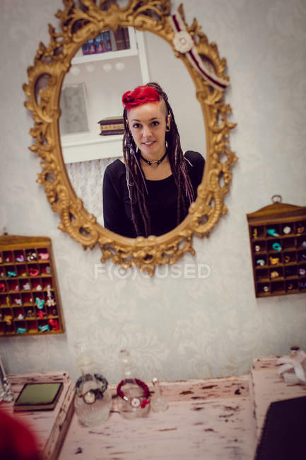 Жіночий перукар сидить у магазині дредлоків — стокове фото