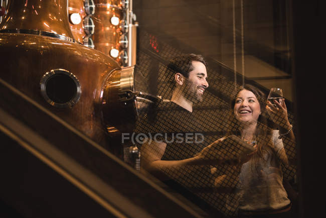 Heureux homme et femme travaillant dans une usine de bière — Photo de stock