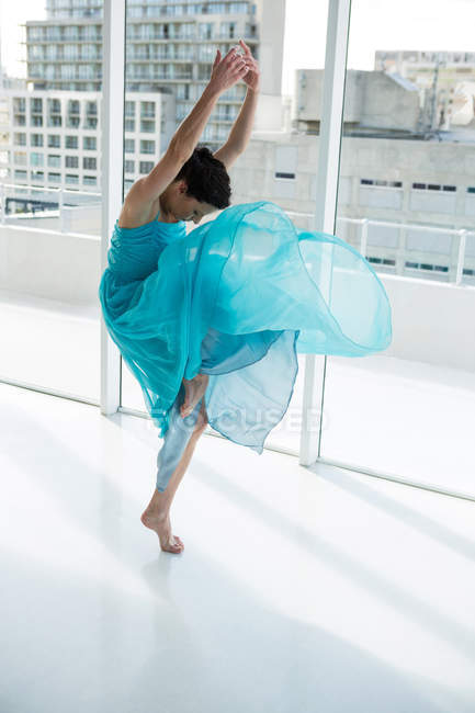 Bailarín practicando danza contemporánea en estudio de danza - foto de stock