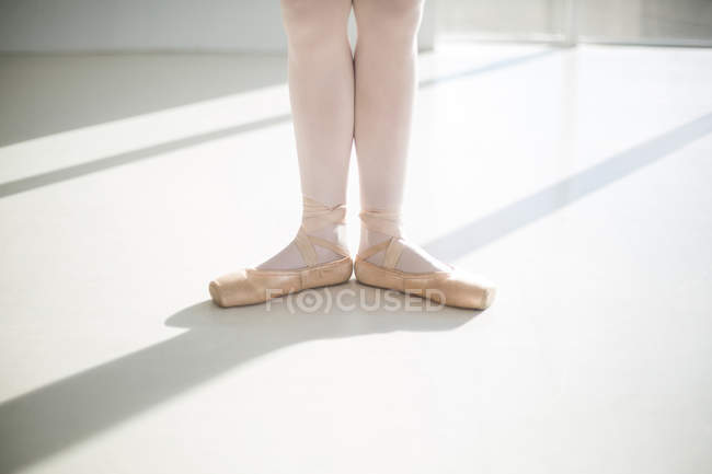 Bassa sezione di piedini ballerini che eseguono balletti in studio di danza classica — Foto stock