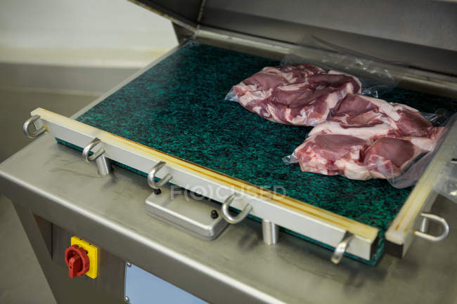 Primo piano della confezionatrice sottovuoto presso la fabbrica di carne — Foto stock