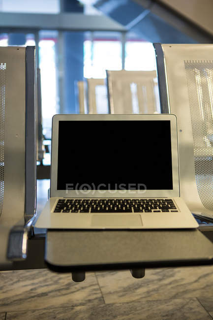 Primo piano del computer portatile sul sedile del terminal dell'aeroporto — Foto stock