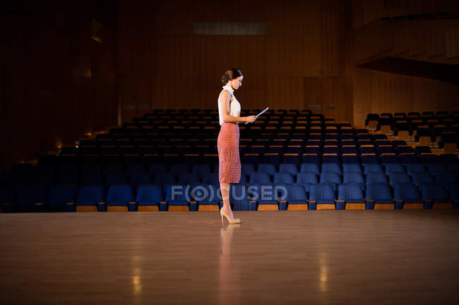 Executiva executiva do sexo feminino que pratica discurso no centro de conferências — Fotografia de Stock