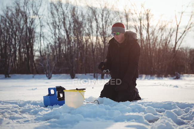 Риболовля на льоду в засніженому пейзажі і деревах — стокове фото