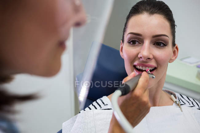 Молодая женщина проходит стоматологический осмотр в клинике — стоковое фото