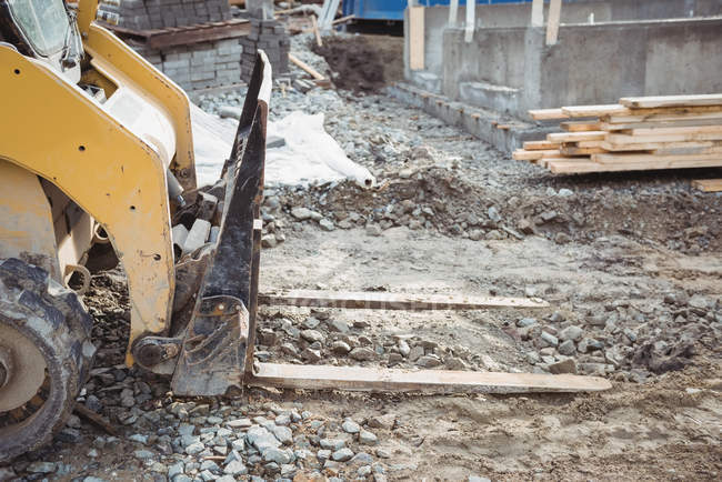Primer plano de la hoja de la excavadora en el sitio de construcción - foto de stock