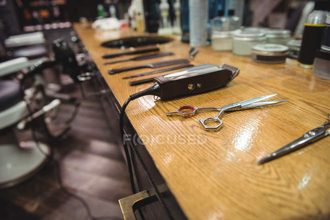 Vari strumenti da barbiere sul toeletta nel negozio di barbiere — Foto stock