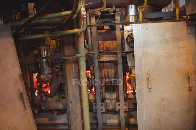 Primo piano del forno per soffiatori presso la fabbrica di soffiaggio del vetro — Foto stock