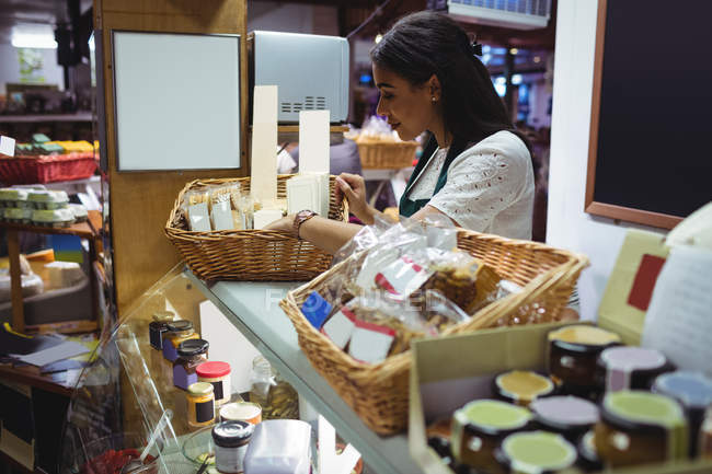 Personnel féminin travaillant au comptoir alimentaire dans un supermarché — Photo de stock