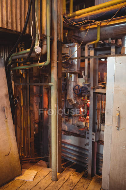 Primer plano del horno de sopladores de vidrio en la fábrica de soplado de vidrio - foto de stock