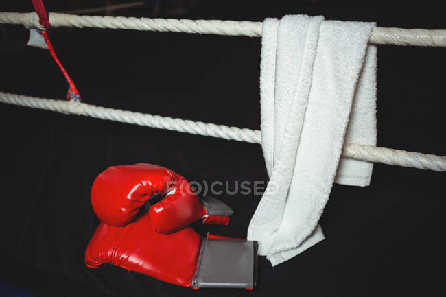 Boxing gloves and white towel in corner of boxing ring — Stock Photo