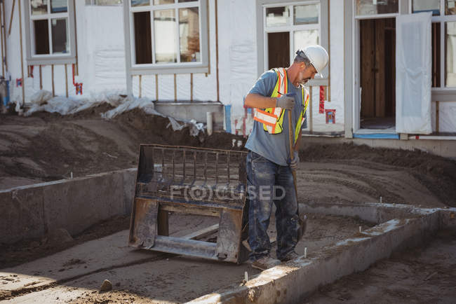 Bauarbeiter ebnet Boden auf Baustelle — Stockfoto