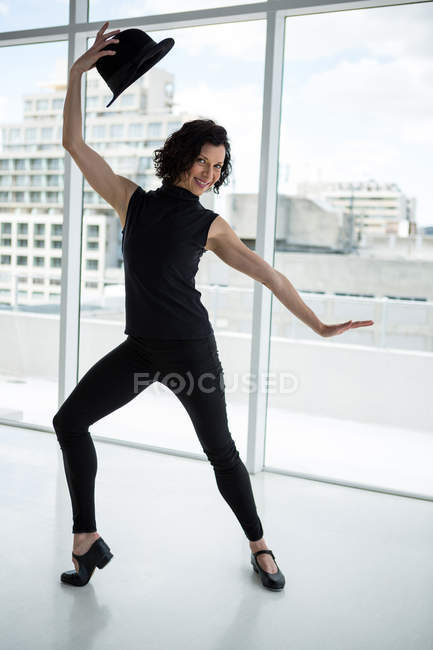 Портрет танцовщицы, практикующей танец в студии — стоковое фото