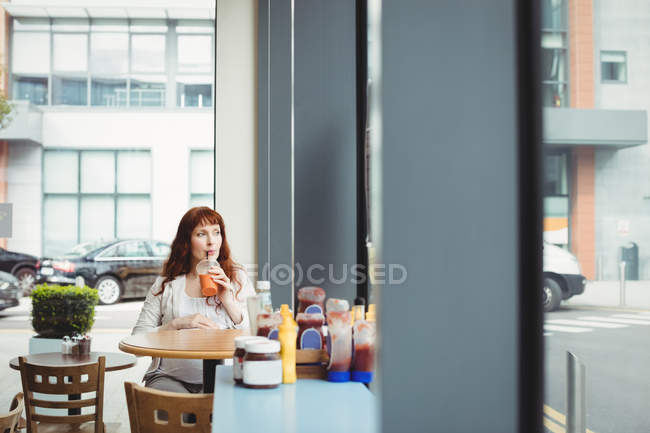 Grávida empresária ter suco de frutas no escritório cafetaria — Fotografia de Stock