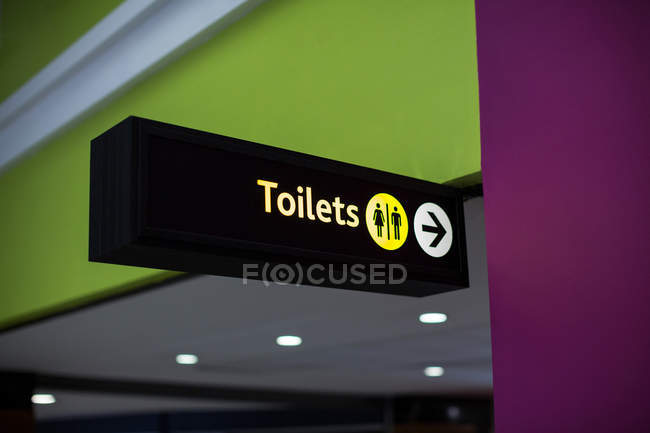 Крупним планом чоловічий і жіночий туалет вивіска в аеропорту — стокове фото