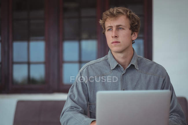 Homem usando laptop em casa — Fotografia de Stock