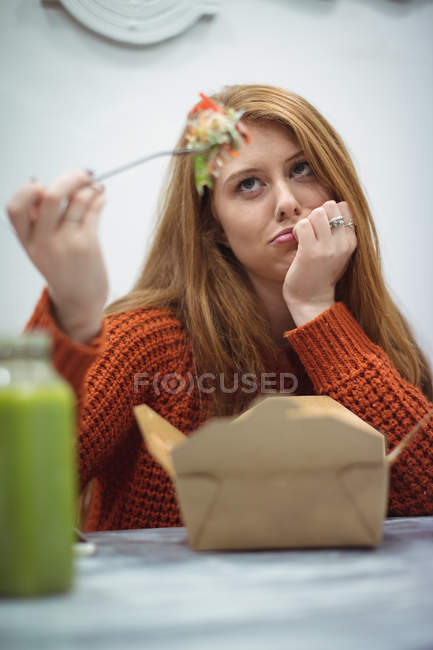 Молода жінка, ФРС до їжі салат в ресторані — стокове фото