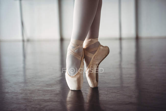 Ноги балерины, практикующей балетный танец в балетной студии — стоковое фото