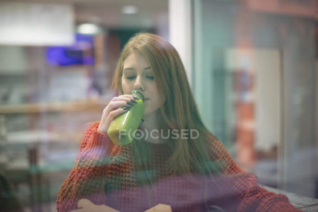Frau trinkt Gesundheitsgetränk im Restaurant — Stockfoto