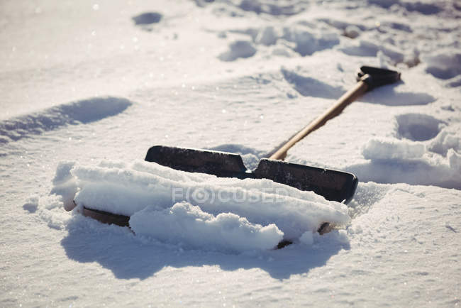 Крупный план лопаты, покрытой снегом — стоковое фото