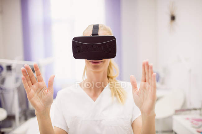 Female doctor wearing virtual reality headset in clinic — Stock Photo