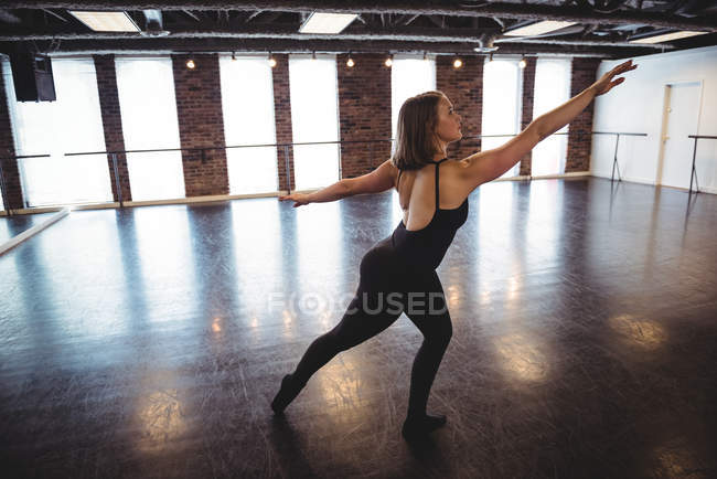 Woman practicing dance in dance studio — Stock Photo