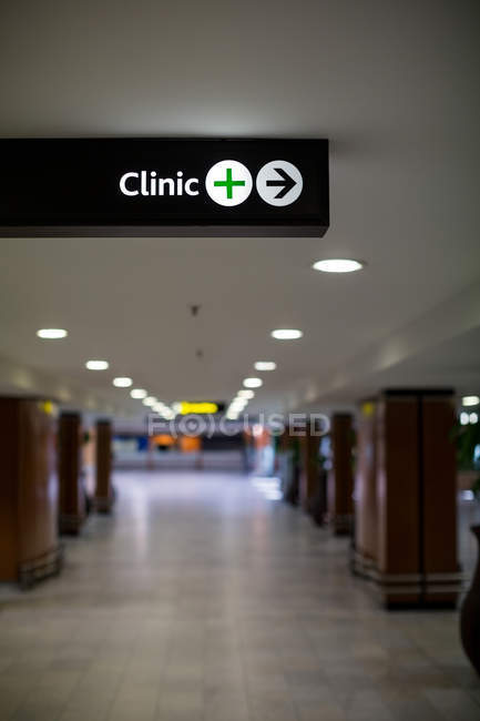 Gros plan de l'enseigne clinique à l'aéroport — Photo de stock