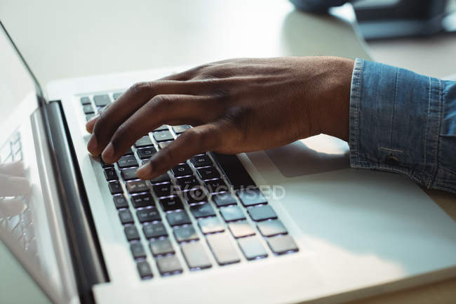 Крупним планом руки керівника бізнесу, використовуючи ноутбук в офісі — стокове фото