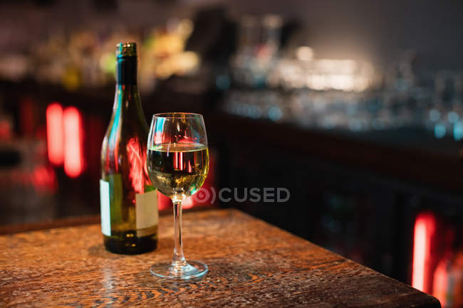 Primer plano de la copa de vino blanco en el mostrador de bar en el bar - foto de stock